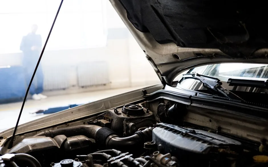 Moteur d’une voiture d’occasion contrôlé capot ouvert